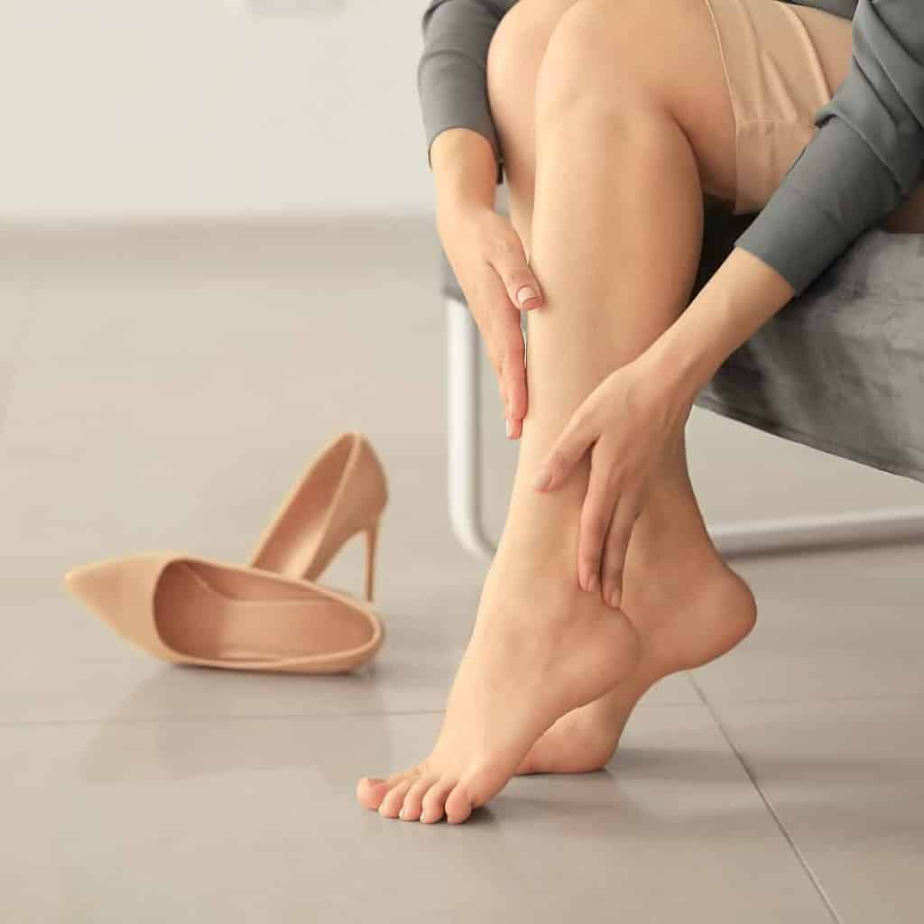 femme-assise-pieds-nus-écailles